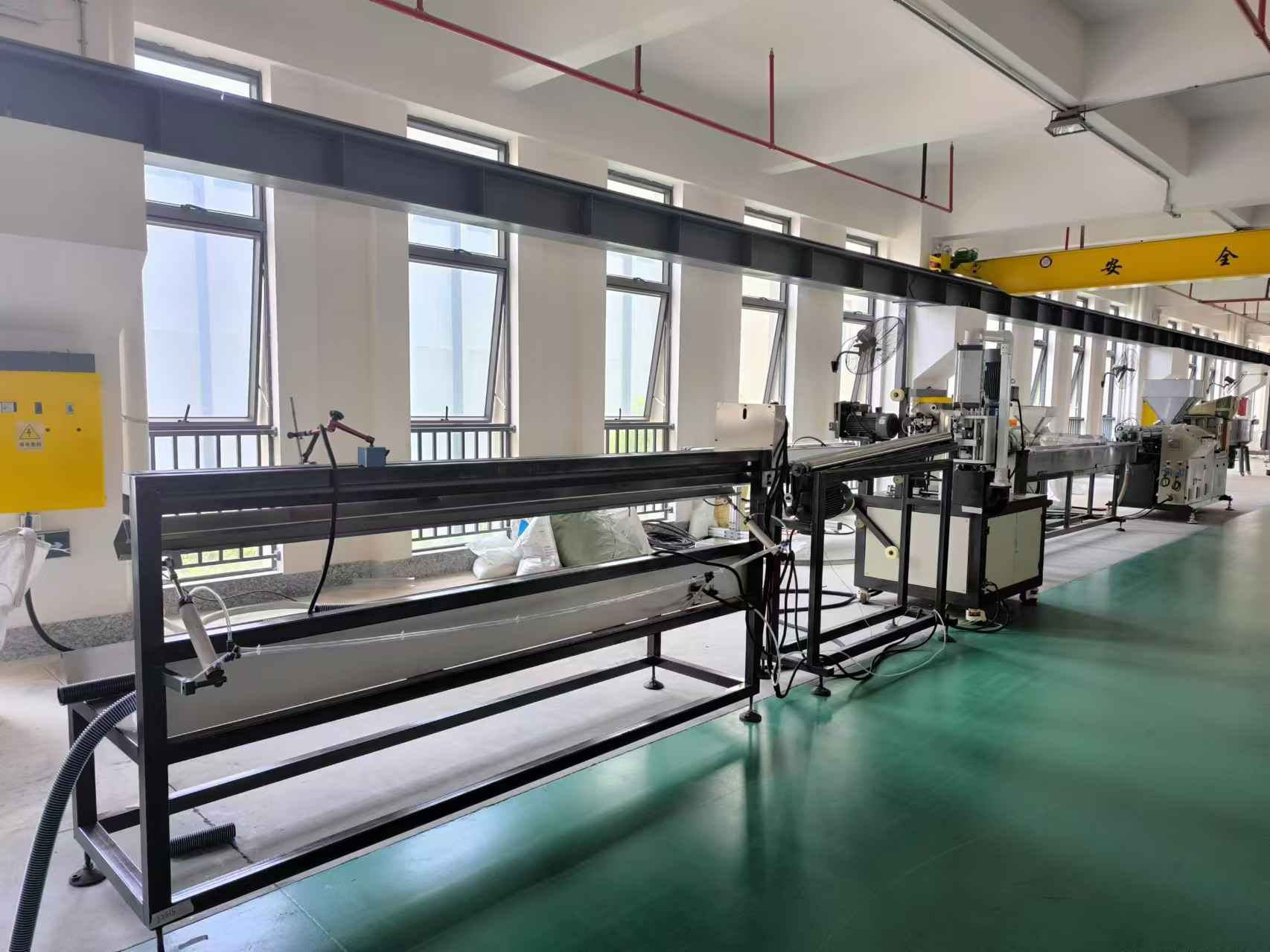 Swimming pool vacuum spiral hose machine