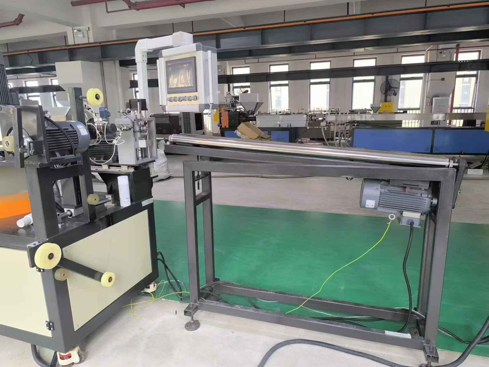 Swimming pool vacuum spiral hose machine