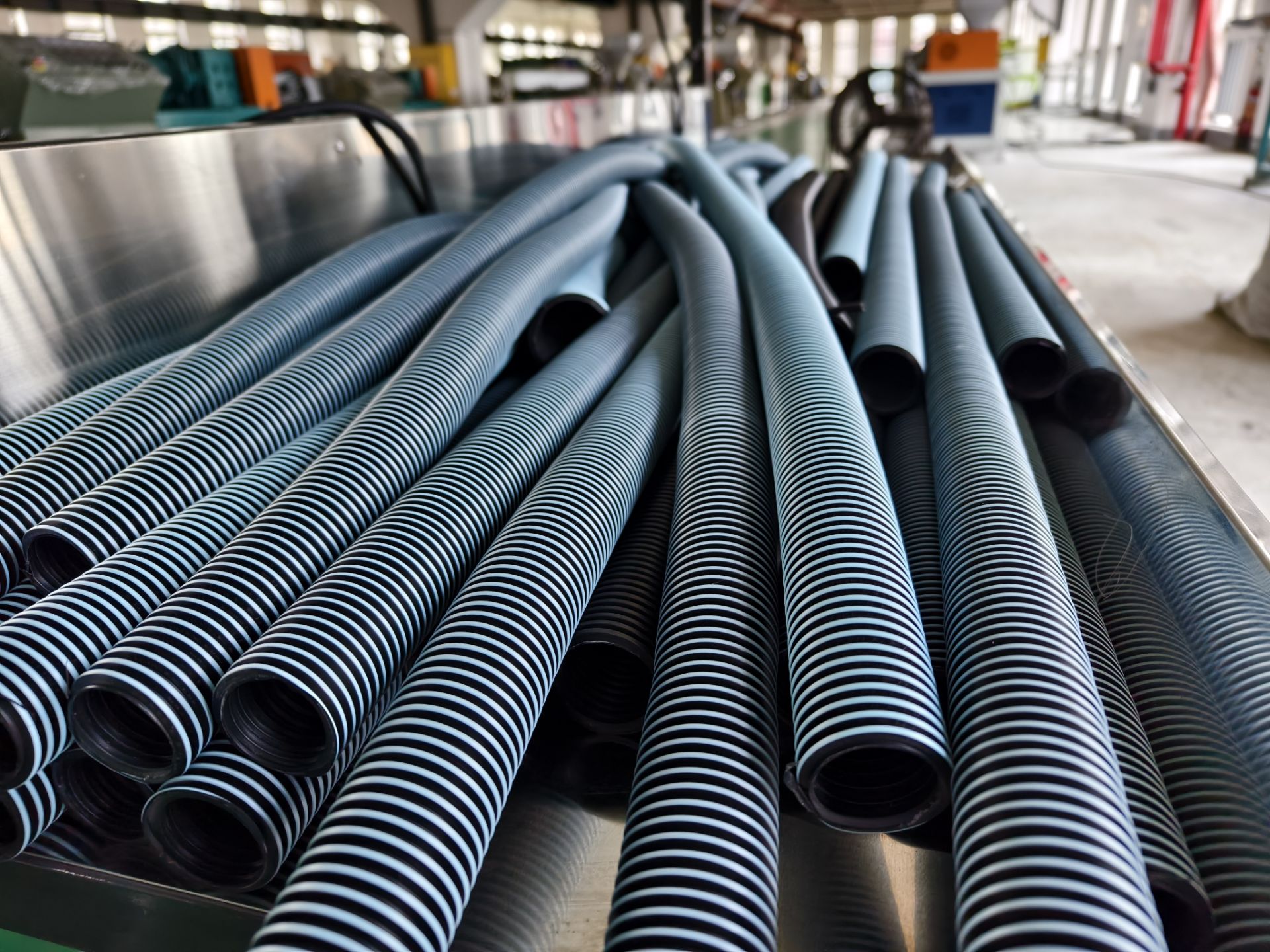 Swimming pool vacuum spiral hose machine