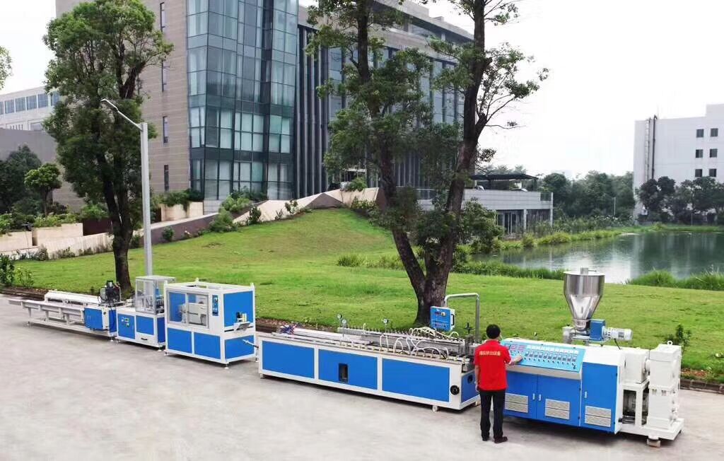 PVC cable trunking machine