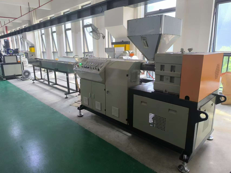 Swimming pool vacuum spiral hose machine